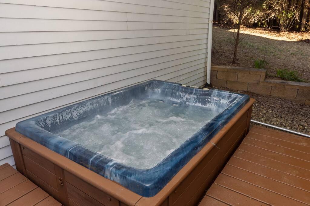 The Poolside Retreat - Spacious 4 Bdrm With Pool, Hot Tub,firepit,games,dogs Welcome *